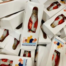 Nahaufnahme von vielen Schokoweihnachtsmännern in einer Kiste.