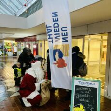 Ein Nikolaus spricht zu einem Kind.