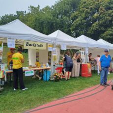Zu sehen sind Festzelte mit Aktionen, sowie viele Besucher