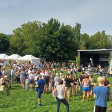 Der Festplatz Rehrstieg in Neuwiedenthal, auf dem eine Bühne und Zelte stehen. Ebenfalls zu sehen sind viele glückliche Besucher